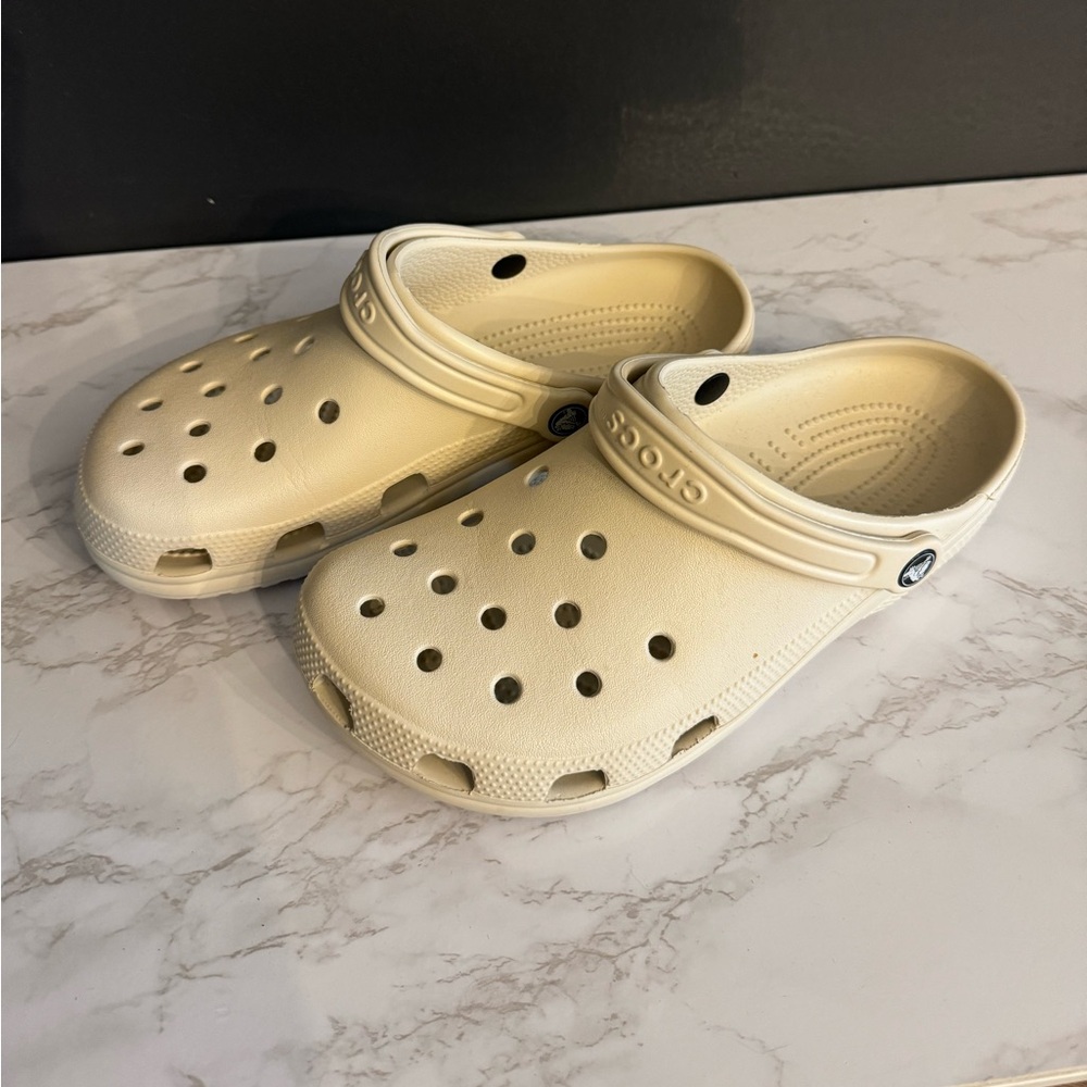 Crocs Classic Clog
Women’s Size 10 - Bone